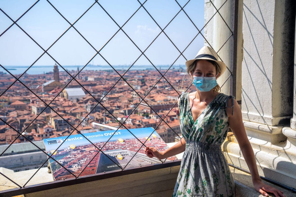 Povinná rouška uvnitř zvonice na náměstí San Marco
